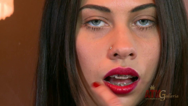 ATKIngdom Fans: Kamilla se masturba su apretado coño