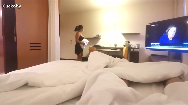 Cuckoby: Zimmermädchen putzt mein zimmer und wichst mich, um zu kommen