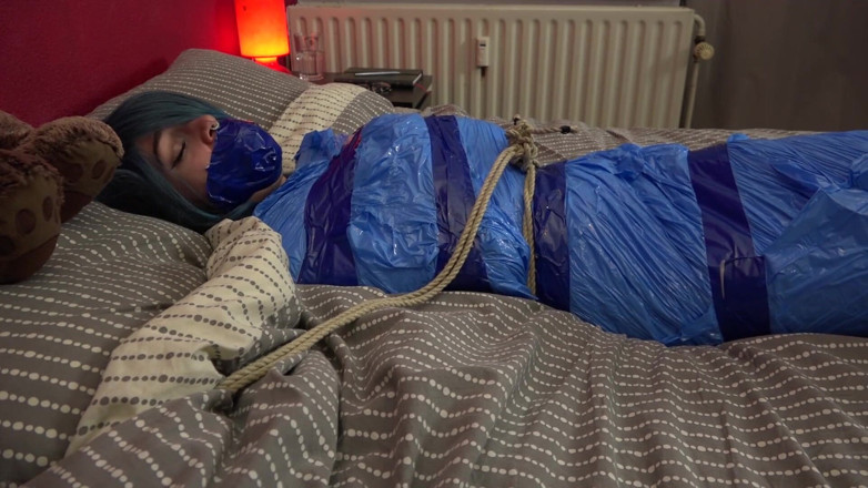 Restricting Ropes: Luna grey - mumifiziert auf dem bett