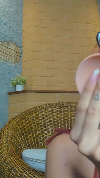 Corpo magro e menina ruiva é enganada e um ... por seu vibrador na webcam
