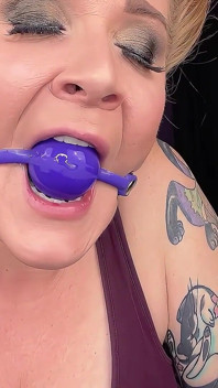 De cerca y personal con la boca amordazada de miss Whitney Morgan