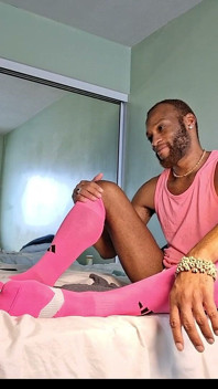 Una sega eccitante in pantaloncini viola e calze rosa
