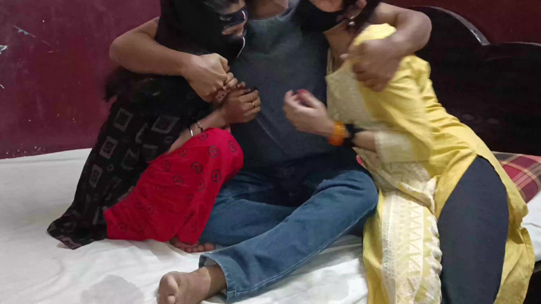 HousewifeGeeta: लंड चूसना और बारी-बारी से दोनों लड़ती पत्नियों को चोदना! देसी थ्रीसम पोर्न हिंदी में