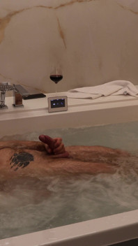 Peluda musculosa garanhão: luxury jacuzzi strip &raw jerk off - 4K bodybuilder solo