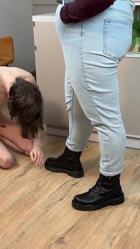 Un permis après avoir donné des coups de pied avec des bottes de fer ?! Il écrase ses foutus testicules après un éjaculation ! Adieu la fertilité !!