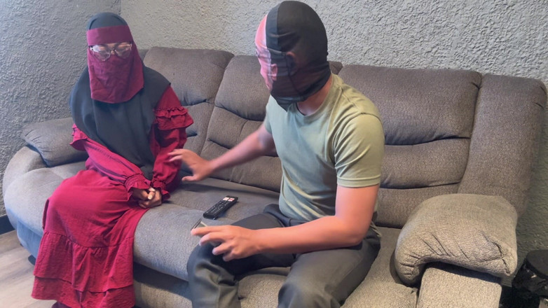Jamsen: Awek bertudung plain membantu ayah tiri mencukur berbulunya