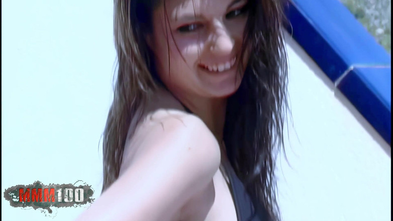 MMM100: Carla Skvělá drobná brunetka s velkými prsy Carla se svléká...
