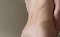 Dalam celana pendek abu-abu ini, aku terlihat sangat seksi, kontol besar mencuat dari celana pendekku