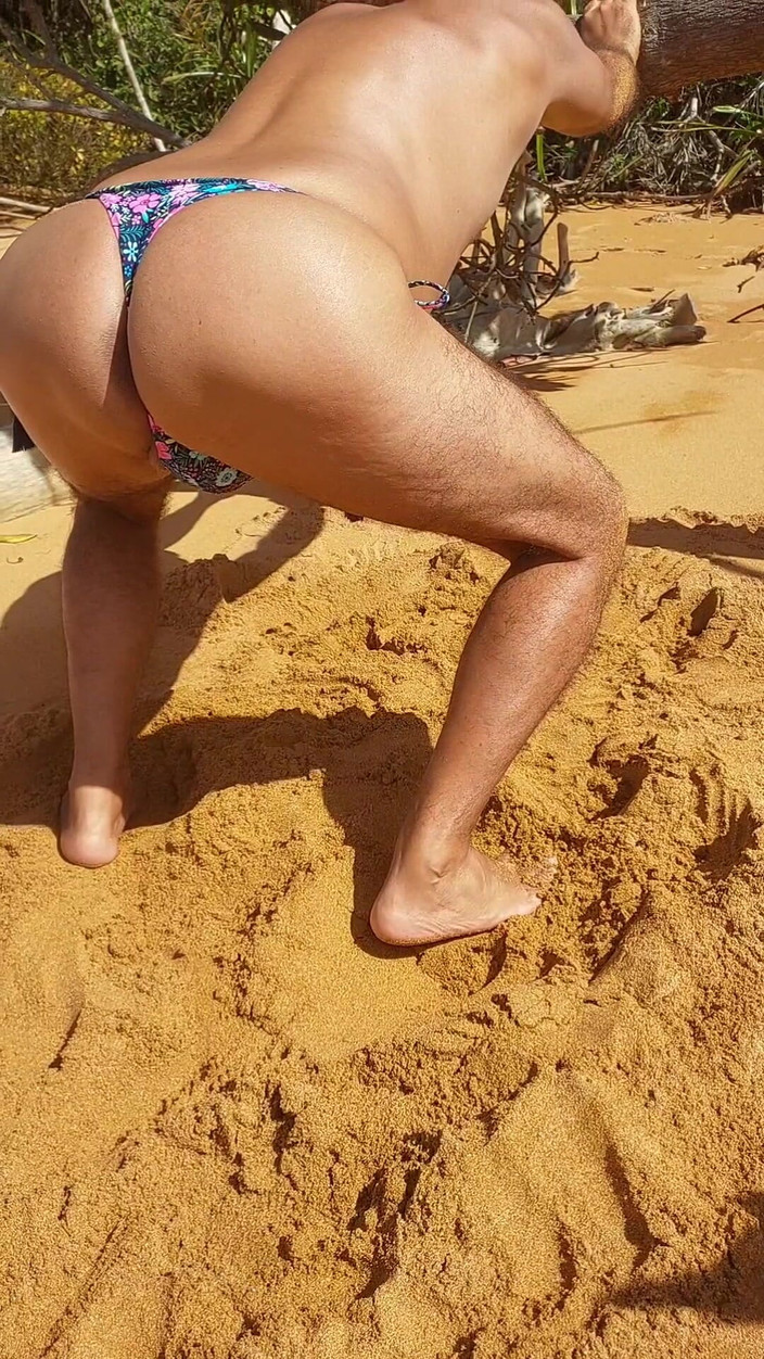 Ladysilvas: Ladysilva im Bikini am öffentlichen Strand zeigt ihren heißen Arsch