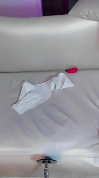 Awek latina blonde cantik melancap dengan alat penggetar semasa mengalami dildo besar dalam pantatnya