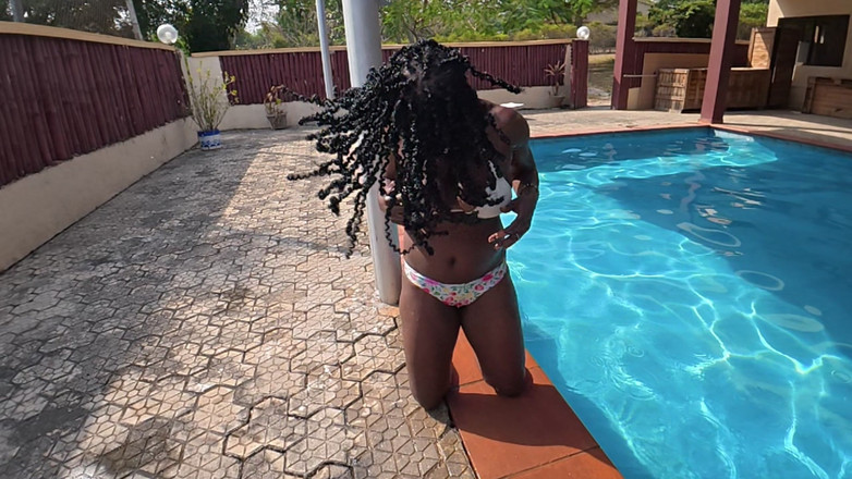 Black Swan: Ледве поводиться біля басейну