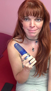 Tengere Ginger Aurora stopt een speeltje in haar kut