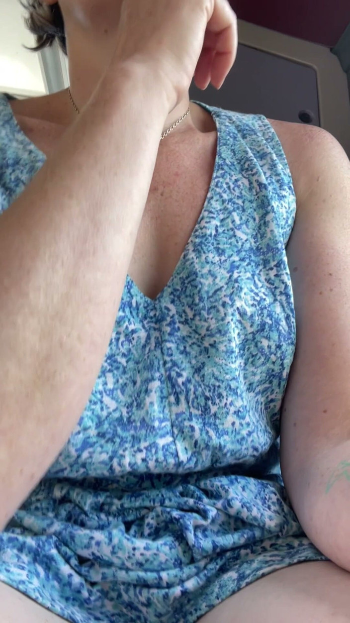 MistressWriggler: Une Belle-mère Joue Avec Sa Chatte Puante À L’arrière Du Bus,...