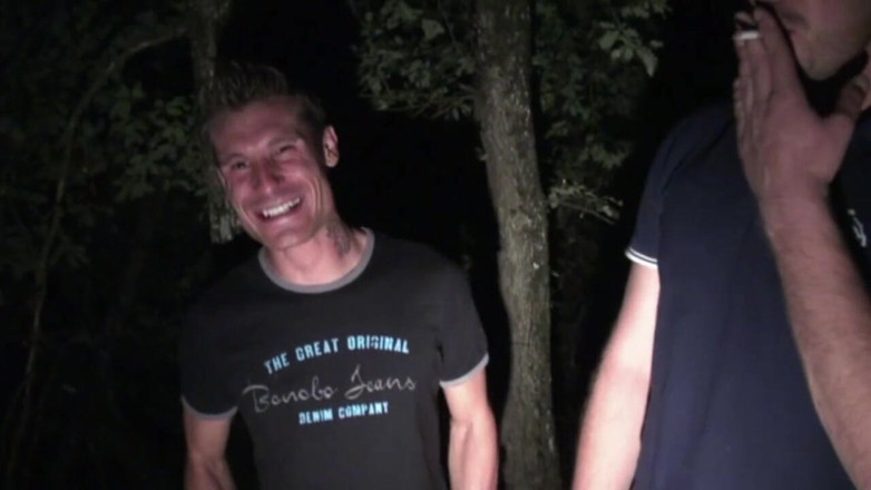 EXHIB BOYS: Twink follada por la noche por oso en crucero bosque