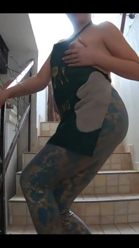 Milfycalla ep 113 la matrigna è una ninfomane questo video stavo puliscendo la cucina e il vicino è venuto a salutare. Credo