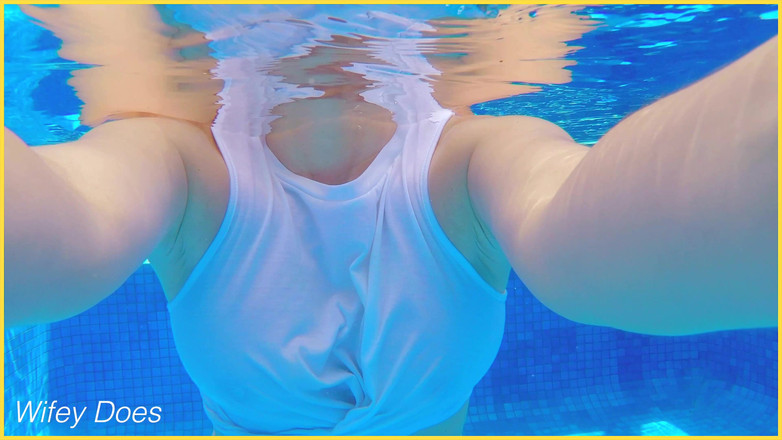 Wifey Does: Wifey schwimmt ohne bh in einem weißen hemd