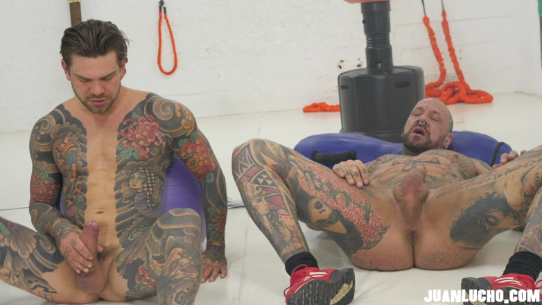Juan Lucho Gay: Dos Machos Hetero Tatuados En El Gimnasio