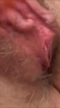 Une rousse mature se fait baiser par derrière