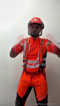Tyler Blake Hivis workwear, muscle flex, dildo spelen, aftrekken in gear.