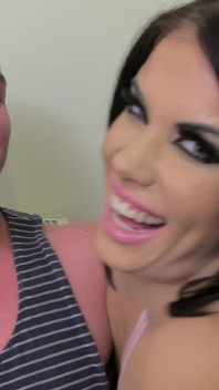 Seksi porno yıldızı çift Megan Coxxx ve Jack Mason kanepede emiyor ve sikişiyor