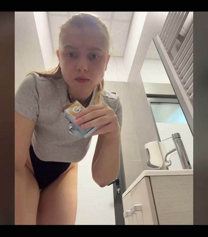 JuiceLussie: Chảy tràn tinh dịch. Cận cảnh móc cua âm hộ