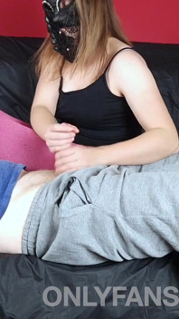 Amateur-handjob mit stinkender sockenanbetung und einem riesigen abspritzen
