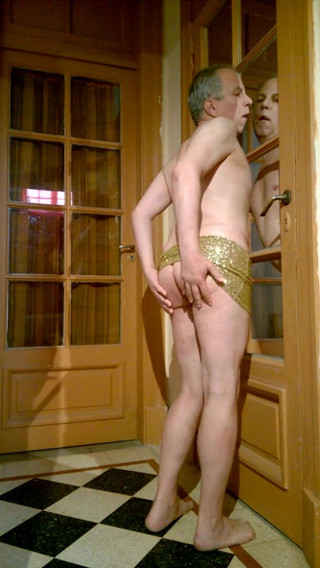 Dildo Man and Cross Hard Sex: Dancing with her ass in the air and a nice...