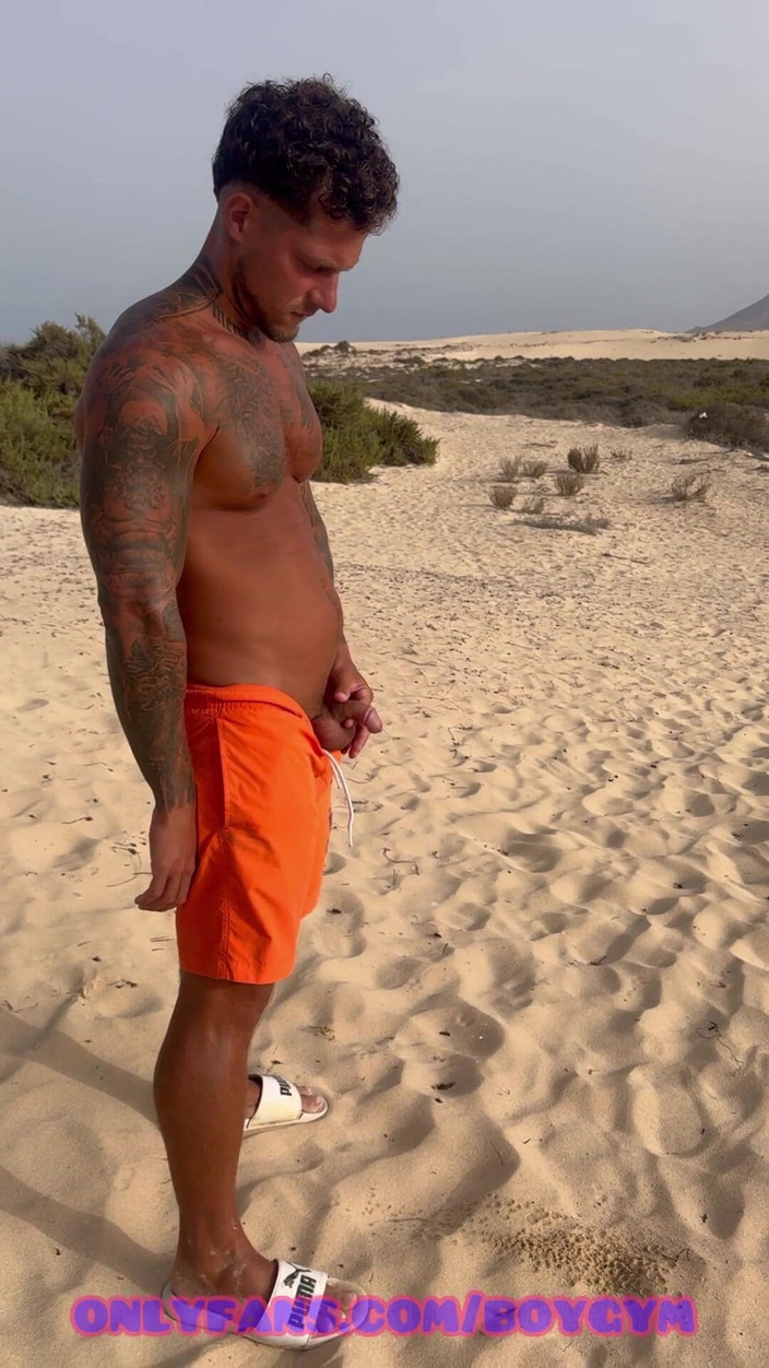 BoyGym: रेगिस्तान में नरम पेशाब लिंग