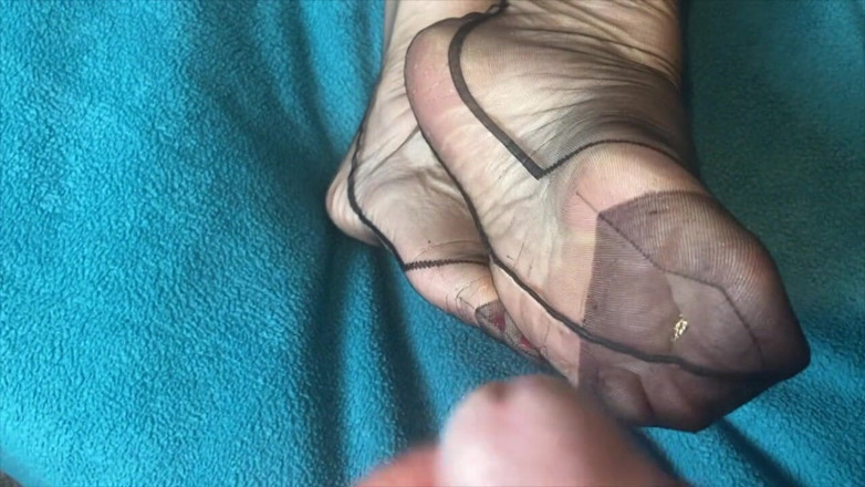 Mr MF: Mme les pieds matures reçoit une crème spéciale sur ses...