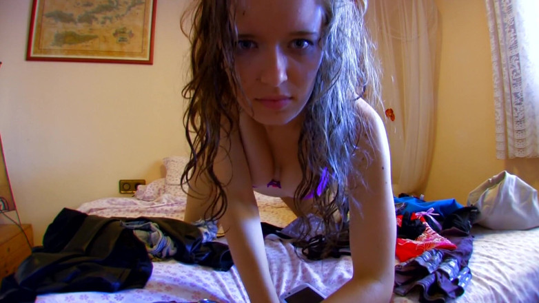 Hot Girlz: Drobná teenagerka sama doma zvlhne kundičku při dotyku