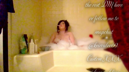Keirra and Leo: Grandota caliente fuma en la bañera
