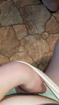 이복 여동생이 내 앞에서 저녁 식사를 준비하는 동안 나는 비밀리에 위험하게 팬티에 손을 뻗었어
