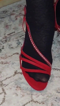 La pipe en gros plan de Selena, pose des pieds et adoration