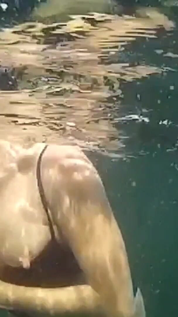 Risky Hairy Couple: Berenang dan berkelip di laut