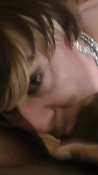 Transsexuală matură este futută de un tip negru