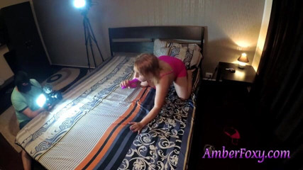 Amber Foxy: MAMĂ SEXY în lenjerie fumând și masturbându-se
