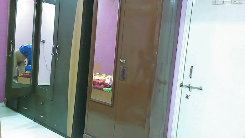 Cute & Nude Crossdresser: Солодка сіссі кроссдресссер femboy sweet lollipop в топі і шортах.