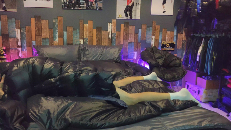 Evilshaman: Pau esfregando jaqueta na cama de nylon brilhante