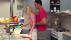 Enjoy German porn: Blondă magnifică germană care se distrează cu tipul ei