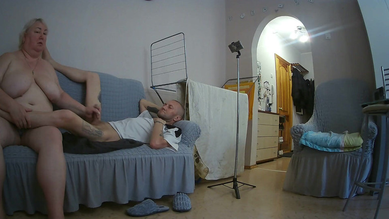 Zona901: La matrigna mi aiuta a masturbarmi il cazzo per farmi...