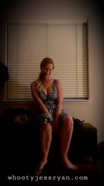 JessRyan: Bị trêu chọc ngớ ngẩn và khoe hàng