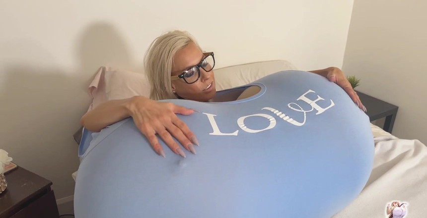 TheBustySasha: Rozžhavená deka mi rozroste prsa do největších! Kdo by věděl, že...