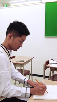 Lehrer Und Schüler Zieht Sich in Der Klasse Aus