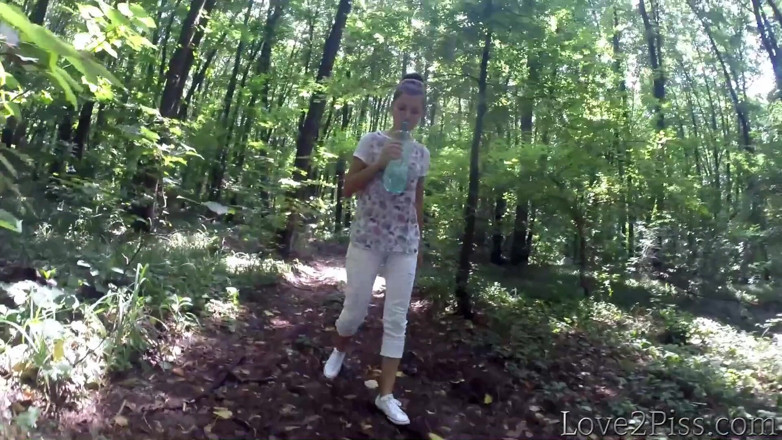 Love 2 Piss: Kencing di dalam hutan