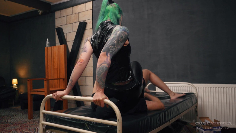 Cruel Anettes fetish world: Assis fermement sur son visage