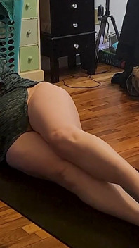 Latihan yoga bareng tante seksi ini pagi-pagi!