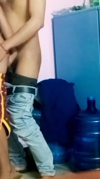 Cuñado convenció a la sexy cuñada y comenzó a follarla tan pronto como se quedó solos.