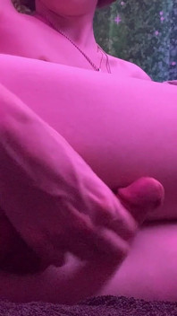 Roșcata Twink Ashen are un orgasm super fierbinte cu mâinile goale