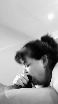 Une black suce la bite de son beau-père