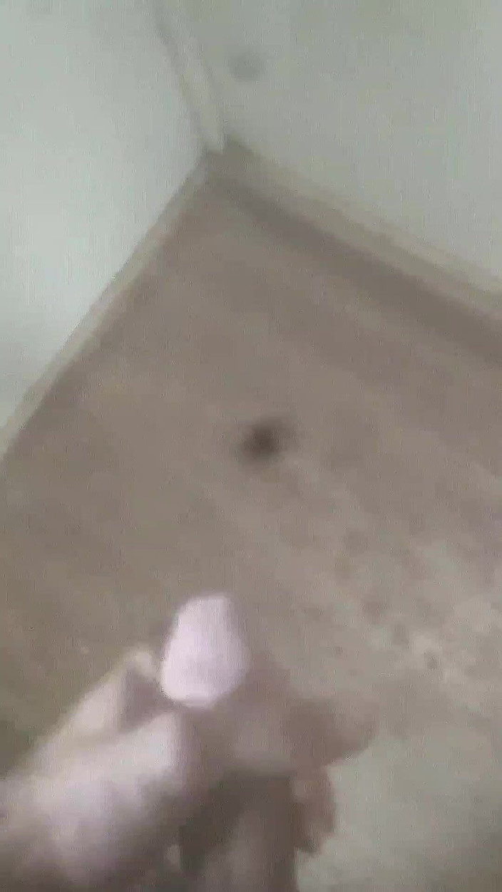 Kitty_Cross: Weißer ladyboy masturbiert unter der dusche und feuchtem schwanz mit...